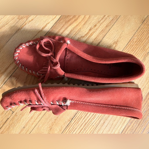 Red Minnetonka moccasins size 9 - Picture 4 of 7